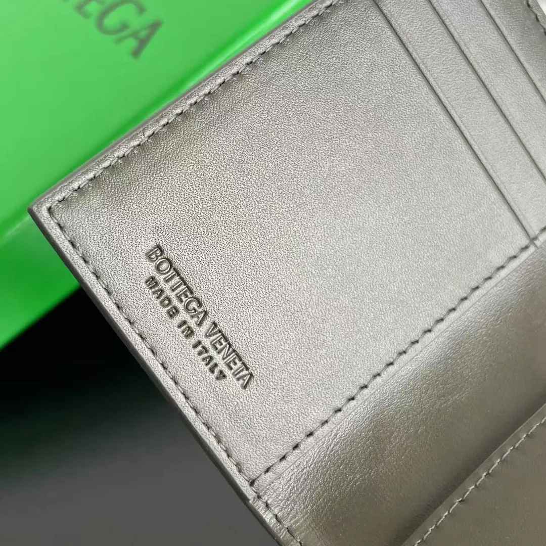 B family's new medium plaid card holder, 592619 card holder, is an essential carry-on for all people. The body of the bag is made of cowhide and has a smooth texture. It has 6 card slots. There is also a compartment in the middle to put some money. It is a very lightweight card holder. Nowadays, the bags we carry are getting smaller and smaller. One card holder can satisfy all. There are also many color options. There is always one you like. Size: 11x7.5 p480